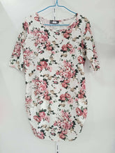 Load image into Gallery viewer, Blouse with flower print
